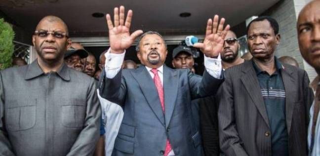 المعارض الجابوني جان بينج وسط أنصاره